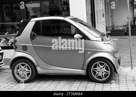 Smart Fortwo rose vif, une citadine biplace construite par la division Smart du groupe Mercedes-Benz en noir et blanc Banque D'Images