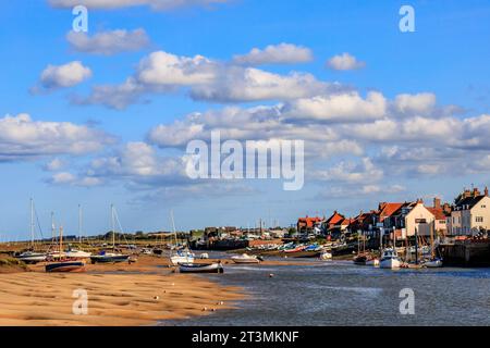 Marée basse pour le mélange de navires dans le port de Wells-Next-the-Sea, Norfolk, Angleterre, Royaume-Uni Banque D'Images