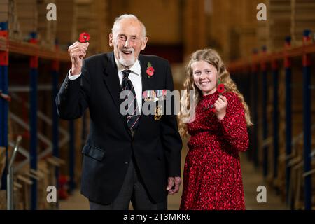 John Roberts, vétéran du jour J de 99 ans, qui a servi dans la Royal Navy pendant 40 ans, et Maisie Mead, 12 ans, collectionneuse de Poppy Appeal de Plymouth, tenant le nouveau coquelicot en papier sans plastique, la première refonte du coquelicot depuis 28 ans, à l'entrepôt Poppy Appeal de la Royal British Legion à Aylesford, pour le lancement de la Royal British Legion Poppy Appeal 2023. Date de la photo : jeudi 26 octobre 2023. Banque D'Images