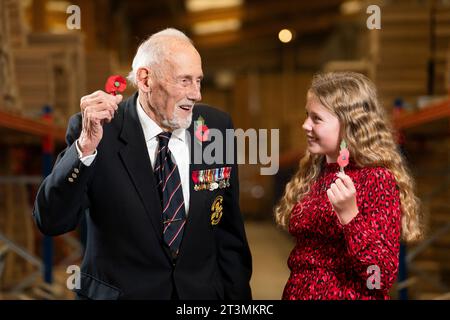 John Roberts, vétéran du jour J de 99 ans, qui a servi dans la Royal Navy pendant 40 ans, et Maisie Mead, 12 ans, collectionneuse de Poppy Appeal de Plymouth, tenant le nouveau coquelicot en papier sans plastique, la première refonte du coquelicot depuis 28 ans, à l'entrepôt Poppy Appeal de la Royal British Legion à Aylesford, pour le lancement de la Royal British Legion Poppy Appeal 2023. Date de la photo : jeudi 26 octobre 2023. Banque D'Images