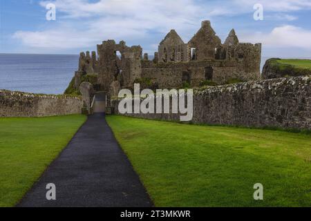 Le château de Dunluce est un château médiéval en ruine situé sur la côte d'Antrim en Irlande du Nord. Banque D'Images