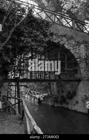 Aqueduc, une arche de cours d'eau sur le lac Rodini Park situé dans le centre de Rhodes. noir et blanc Banque D'Images