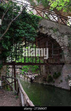 Aqueduc, une arche de cours d'eau sur le lac Rodini Park situé dans le centre de Rhodes Banque D'Images