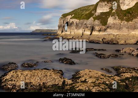 Whiterocks Beach est une belle plage de sable située sur la route côtière Causeway à Portrush, en Irlande du Nord. Banque D'Images