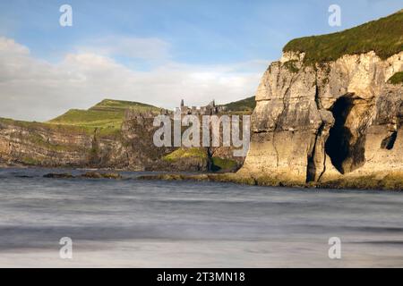 Whiterocks Beach est une belle plage de sable située sur la route côtière Causeway à Portrush, en Irlande du Nord. Banque D'Images