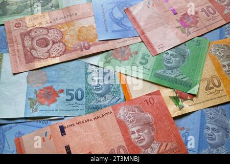 Pile de billets de banque de ringgit malaisiens comme arrière-plan. Banque D'Images