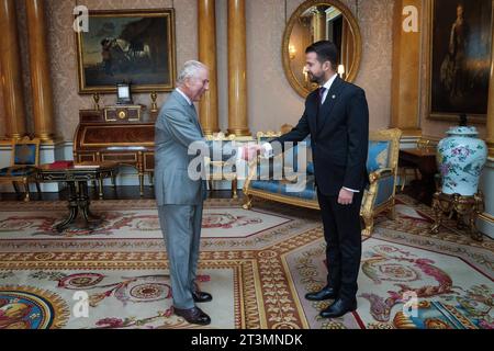 Le roi Charles III (à gauche) reçoit le Premier ministre du Monténégro, Dritan Abazovic, lors d'une audience au palais de Buckingham, à Londres. Date de la photo : jeudi 26 octobre 2023. Banque D'Images