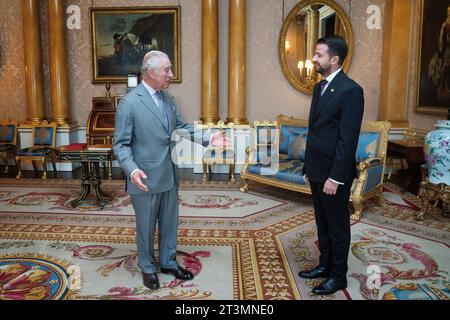 Le roi Charles III (à gauche) reçoit le Premier ministre du Monténégro, Dritan Abazovic, lors d'une audience au palais de Buckingham, à Londres. Date de la photo : jeudi 26 octobre 2023. Banque D'Images