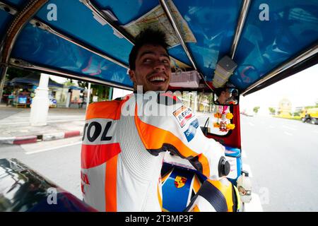 Evénements avant OU Grand Prix de Thaïlande MotoGP au circuit international de Chang. 25 octobre 2023 en photo : Fabio Quartararo, Joan Mir, Franco Morbidelli, Somkiat Chantra, Tatchakorn Buasri et Krittapat Keankum prennent un Tuk Tuk pour un tour de vitesse légèrement plus lent à Bangkok Eventos previos al Gran Premio de MotoGP de Thailandia en el Circuito Internacional de Chang. 25 de Octubre de 2023 POOL/ MotoGP.com/Cordon presse les images seront réservées à un usage éditorial. Crédit obligatoire : © motogp.com crédit : CORDON PRESS/Alamy Live News Banque D'Images