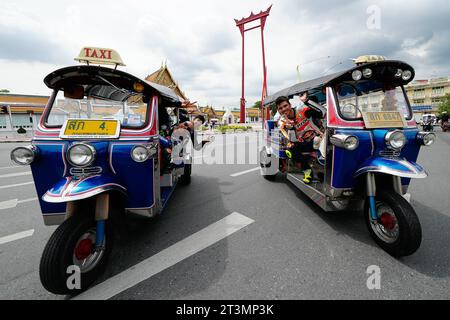 Evénements avant OU Grand Prix de Thaïlande MotoGP au circuit international de Chang. 25 octobre 2023 en photo : Fabio Quartararo, Joan Mir, Franco Morbidelli, Somkiat Chantra, Tatchakorn Buasri et Krittapat Keankum prennent un Tuk Tuk pour un tour de vitesse légèrement plus lent à Bangkok Eventos previos al Gran Premio de MotoGP de Thailandia en el Circuito Internacional de Chang. 25 de Octubre de 2023 POOL/ MotoGP.com/Cordon presse les images seront réservées à un usage éditorial. Crédit obligatoire : © motogp.com crédit : CORDON PRESS/Alamy Live News Banque D'Images