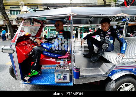 Evénements avant OU Grand Prix de Thaïlande MotoGP au circuit international de Chang. 25 octobre 2023 en photo : Fabio Quartararo, Joan Mir, Franco Morbidelli, Somkiat Chantra, Tatchakorn Buasri et Krittapat Keankum prennent un Tuk Tuk pour un tour de vitesse légèrement plus lent à Bangkok Eventos previos al Gran Premio de MotoGP de Thailandia en el Circuito Internacional de Chang. 25 de Octubre de 2023 POOL/ MotoGP.com/Cordon presse les images seront réservées à un usage éditorial. Crédit obligatoire : © motogp.com crédit : CORDON PRESS/Alamy Live News Banque D'Images