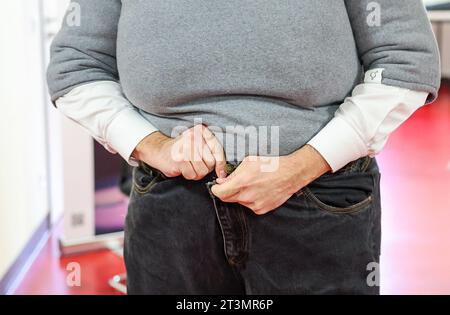 26 octobre 2023, Saxe, Leipzig : Sebastian Gemkow (M, CDU), ministre des Sciences de Saxe, porte un procès à l'Institut Helmholtz pour le métabolisme, l'obésité et la recherche vasculaire (HI-MAG) qui rend l'obésité morbide tangible. Lors d'une tournée scientifique sur le thème de la biotechnologie et de la biomédecine, le ministre apprend, entre autres, l'obésité. Photo : Jan Woitas/dpa Banque D'Images