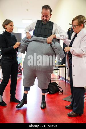 26 octobre 2023, Saxe, Leipzig : Sebastian Gemkow (M, CDU), ministre des Sciences de Saxe, porte un procès à l'Institut Helmholtz pour le métabolisme, l'obésité et la recherche vasculaire (HI-MAG) qui rend l'obésité morbide tangible. Lors d'une tournée scientifique sur le thème de la biotechnologie et de la biomédecine, le ministre apprend, entre autres, l'obésité. Photo : Jan Woitas/dpa Banque D'Images