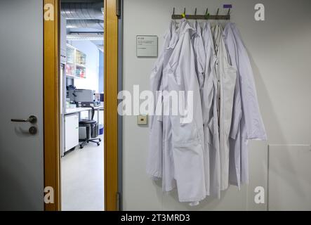 26 octobre 2023, Saxe, Leipzig : robes accrochées près d'un laboratoire à l'Institut Helmholtz pour le métabolisme, l'obésité et la recherche vasculaire (HI-MAG). Photo : Jan Woitas/dpa Banque D'Images