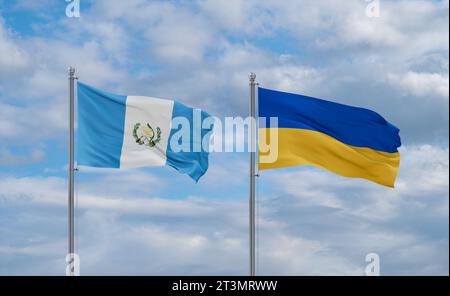 Drapeaux de l'Ukraine et du Guatemala agitant ensemble dans le vent sur ciel nuageux bleu, concept de relation entre deux pays Banque D'Images