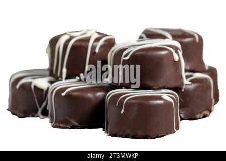 Biscuit au chocolat. Délicieux biscuits avec noix de coco à l'intérieur et chocolat à l'extérieur isolé sur fond blanc. produits de pâtisserie. Gros plan Banque D'Images