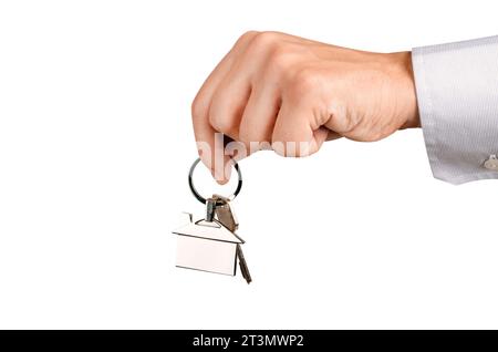 Homme tenant les clés de la maison avec porte-clés en forme de maison, isolé sur fond blanc Banque D'Images