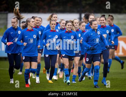 Zeist, pays-Bas. 26 octobre 2023. Les joueurs de football néerlandais se préparent pour le match dans la Ligue des Nations contre l'Écosse. Les Néerlandais doivent gagner le groupe pour se qualifier pour les Jeux Olympiques de Paris 2024. ANP KOEN VAN WEEL/Alamy Live News Banque D'Images