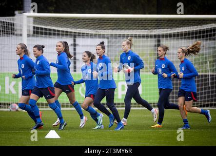 Zeist, pays-Bas. 26 octobre 2023. Les joueurs de football néerlandais se préparent pour le match dans la Ligue des Nations contre l'Écosse. L'équipe néerlandaise doit gagner le groupe pour se qualifier pour les Jeux Olympiques de Paris en 2024. ANP KOEN VAN WEEL/Alamy Live News Banque D'Images