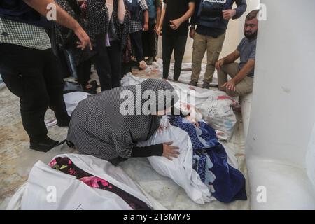 Camp de Nuseirat, Territoires palestiniens. 26 octobre 2023. Un parent du correspondant d ' Al-Jazeera, Wael Al-Dahdouh, pleure le corps des membres de sa famille, tués dans une frappe aérienne israélienne visant le camp de Nuseirat, avant d ' être emmenés à l ' hôpital Al-Aqsa de Deir Al-Balah pour leur dernier lieu de repos. Credit : Mohammed Talatene/dpa - ATTENTION : Graphic content/dpa/Alamy Live News Banque D'Images