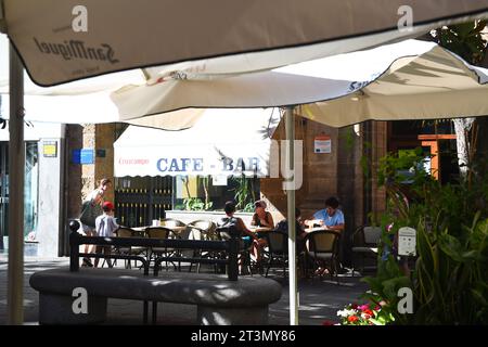 Les piétons marchent le long de la passerelle désignée, les habitants et les touristes s'assoient dans les restaurants de trottoir à Cadix Espagne 03 août 2023 Banque D'Images