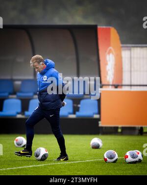 Zeist, pays-Bas. 26 octobre 2023. Entraîneur national Andries Jonker lors de l'entraînement des joueurs de football néerlandais. L'équipe se prépare pour le match de Ligue des Nations contre l'Écosse. ANP KOEN VAN WEEL/Alamy Live News Banque D'Images