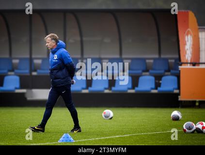 Zeist, pays-Bas. 26 octobre 2023. Entraîneur national Andries Jonker lors de l'entraînement des joueurs de football néerlandais. L'équipe se prépare pour le match de Ligue des Nations contre l'Écosse. ANP KOEN VAN WEEL/Alamy Live News Banque D'Images