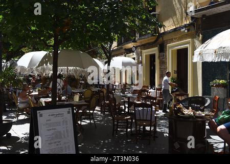 Les piétons marchent le long de la passerelle désignée, les habitants et les touristes s'assoient dans les restaurants de trottoir à Cadix Espagne 03 août 2023 Banque D'Images