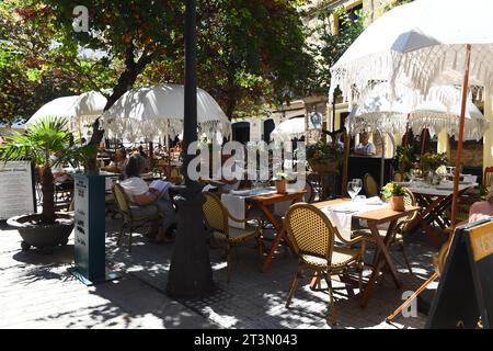 Les piétons marchent le long de la passerelle désignée, les habitants et les touristes s'assoient dans les restaurants de trottoir à Cadix Espagne 03 août 2023 Banque D'Images