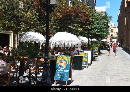 Les piétons marchent le long de la passerelle désignée, les habitants et les touristes s'assoient dans les restaurants de trottoir à Cadix Espagne 03 août 2023 Banque D'Images