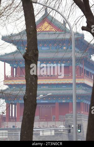 L'élévation latérale au Zhengyangmen ou Qianmen, étant la porte qui gardait autrefois l'entrée de Pékin historique, en Chine. Banque D'Images