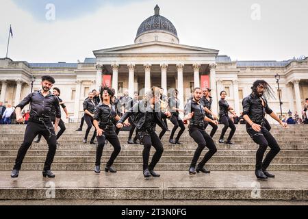 Londres, Royaume-Uni. 26 octobre 2023. Dans une version énergique du Malambo argentin traditionnel, tous les hommes de la troupe Malevo présentent un spectacle de danse avec des éléments de flamenco et des tambours pulsants sur les marches principales de Trafalgar Square. Malevo se produira au Sadler's Wells Peacock Theatre du 31 octobre au 4 novembre Crédit : Imageplotter/Alamy Live News Banque D'Images