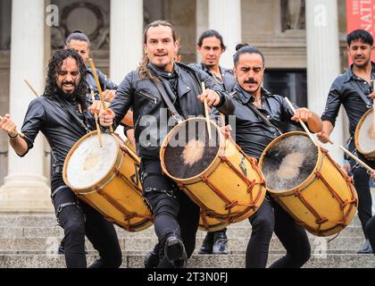 Londres, Royaume-Uni. 26 octobre 2023. Dans une version énergique du Malambo argentin traditionnel, tous les hommes de la troupe Malevo présentent un spectacle de danse avec des éléments de flamenco et des tambours pulsants sur les marches principales de Trafalgar Square. Malevo se produira au Sadler's Wells Peacock Theatre du 31 octobre au 4 novembre Crédit : Imageplotter/Alamy Live News Banque D'Images