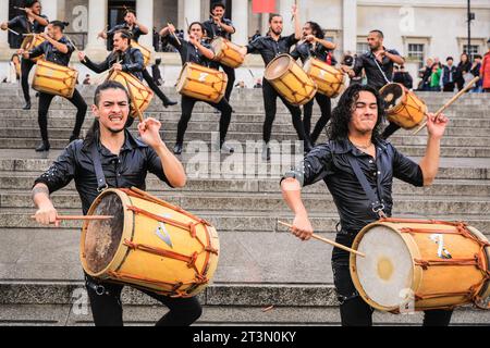 Londres, Royaume-Uni. 26 octobre 2023. Dans une version énergique du Malambo argentin traditionnel, tous les hommes de la troupe Malevo présentent un spectacle de danse avec des éléments de flamenco et des tambours pulsants sur les marches principales de Trafalgar Square. Malevo se produira au Sadler's Wells Peacock Theatre du 31 octobre au 4 novembre Crédit : Imageplotter/Alamy Live News Banque D'Images