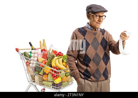 Homme âgé avec un panier regardant un billet isolé sur fond blanc Banque D'Images