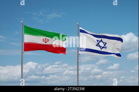 Drapeaux Israël et Iran agitant ensemble sur un ciel nuageux bleu, concept de relation entre deux pays Banque D'Images