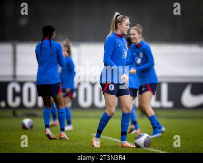 Zeist, pays-Bas. 26 octobre 2023. Wieke Kaptein lors de l'entraînement de l'équipe néerlandaise en préparation du match dans la Ligue des Nations contre l'Écosse. L'équipe néerlandaise doit gagner le groupe pour se qualifier pour les Jeux Olympiques de Paris en 2024. ANP KOEN VAN WEEL/Alamy Live News Banque D'Images