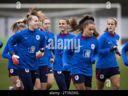 Zeist, pays-Bas. 26 octobre 2023. Daphne van Domselaar, Kerstin Casparij, Lieke Martens et Katja Snoeijs lors de l'entraînement de l'équipe néerlandaise en préparation du match en Ligue des Nations contre l'Écosse. Les Néerlandais doivent gagner le groupe pour se qualifier pour les Jeux Olympiques de Paris 2024. ANP KOEN VAN WEEL/Alamy Live News Banque D'Images