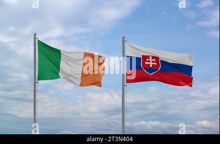 Drapeaux de la République slovaque ou de la Slovaquie et de l'Irlande agitant ensemble dans le vent sur un ciel nuageux bleu, concept de relation entre deux pays Banque D'Images