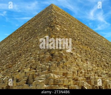 Pyramides à Gizeh, Egypte : une vue de la base et un bord de la Grande pyramide également connue sous le nom de Khoufou / Khéops dans le fond de Sphynx Banque D'Images