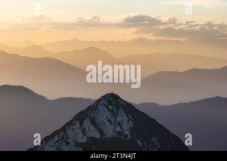 Coucher de soleil de la selle de Mangart regardant en Italie, col de Mangart, parc national du Triglav, Alpes juliennes, Slovénie Banque D'Images