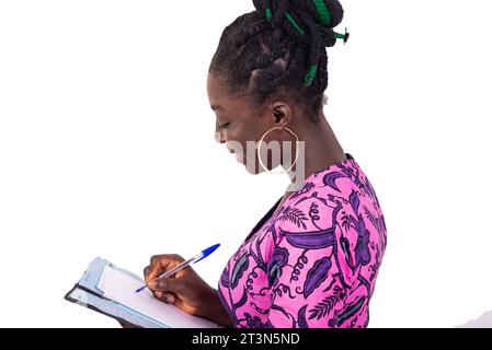 une belle femme d'affaires en robe traditionnelle debout sur fond blanc travaillant sur le document, riant. Banque D'Images