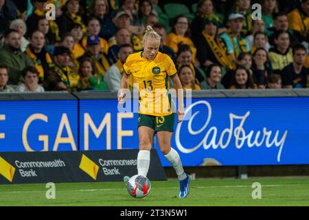 Perth, Australie. 26 octobre 2023. Perth, Australie, 26 octobre 2023 : Tameka Yallop (13 Australie) passe le ballon lors du match de qualification olympique des femmes AFC, ronde 2 entre l'Australie et IR Iran au stade rectangulaire de Perth, Australie (Noe Llamas/SPP) crédit : SPP Sport Press photo. /Alamy Live News Banque D'Images