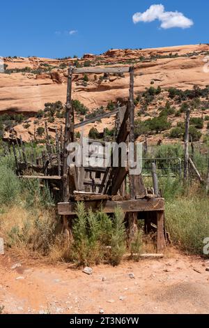 Une vieille chute de chargement de bétail sur un ancien ranch de bétail dans le sud-est de l'Utah. Banque D'Images