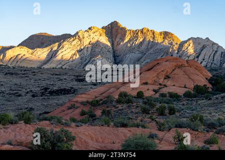 Vues des formations de grès navajo appelées White Rocks depuis la piste Petrified Dunes Trail dans le parc d'État de Snow Canyon dans l'Utah. Banque D'Images