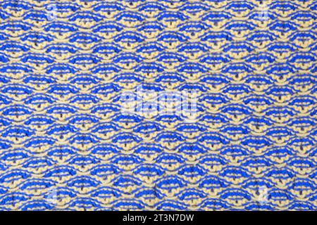 Fond abstrait bleu et jaune tricoté. Grand tissu tricoté avec un motif. Gros plan d'une couverture tricotée. Espace de copie Banque D'Images