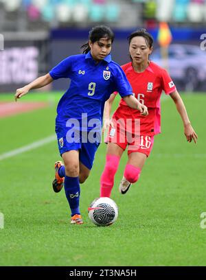 Xiamen, province chinoise du Fujian. 26 octobre 2023. Praewa Nudnabee (L) de Thaïlande franchit le cap lors du tournoi de qualification olympique féminin de l'AFC 2024 (Asian Qualifiers Round 2) match de groupe B entre la Corée du Sud et la Thaïlande à Xiamen, dans la province du Fujian du sud-est de la Chine, le 26 octobre 2023. Crédit : Wei Peiquan/Xinhua/Alamy Live News Banque D'Images