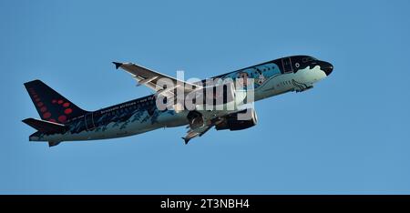 Tenerife, Espagne 21 octobre 2023. Brussels Airlines Airbus A320-214. Brussels Airlines (Tintin Comics Livery) vole dans le ciel bleu Banque D'Images