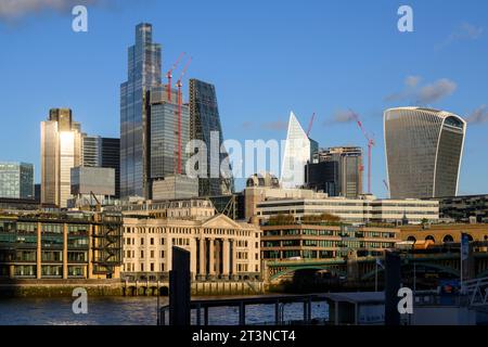 Une vue de l'autre côté de la Tamise des tours et des travaux de construction en cours dans la City of London, quartier financier, vu de, Bankside, Londres, Banque D'Images