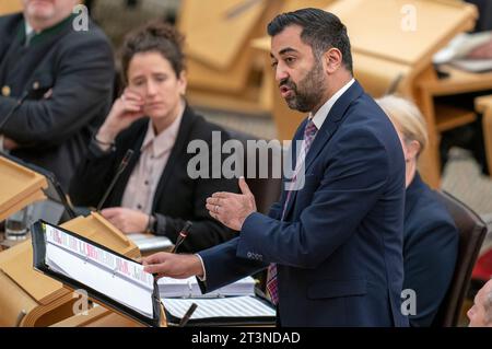 Le premier ministre écossais Humza Yousaf lors des questions du Premier ministre (FMQ) au Parlement écossais à Holyrood, Édimbourg. Date de la photo : jeudi 26 octobre 2023. Banque D'Images